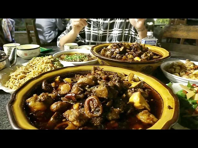 藏在重庆大山深处的一家店,兔头,牛蛙,泉水鸡来一桌,麻辣过瘾,爽!【例外厨房】